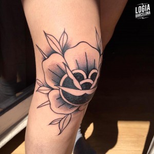tatuaje_rodilla_flor_logiabarcelona_toni_dimoni   